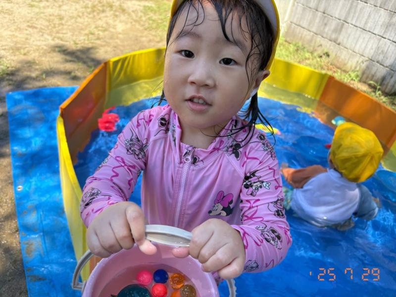 <プール遊びを楽しんでいます>
