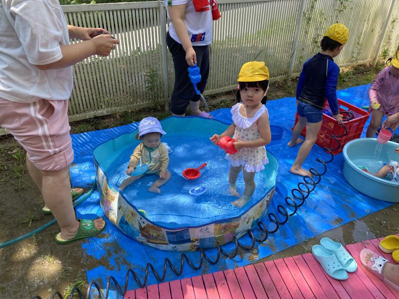 <プール遊びを楽しんでいます>