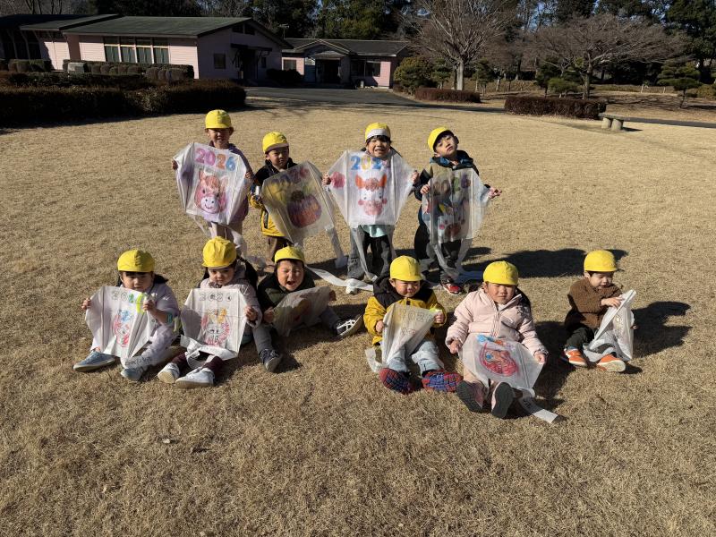 ＜空高く揚がった凧＞